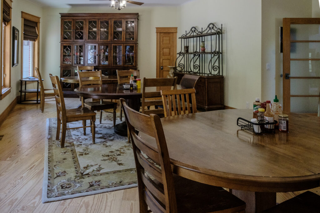 Comfortable secondary dining space at Top of the World Ranch rehab facility Illinois, ensuring ample room for nutritious meals and social interaction in addiction recovery.